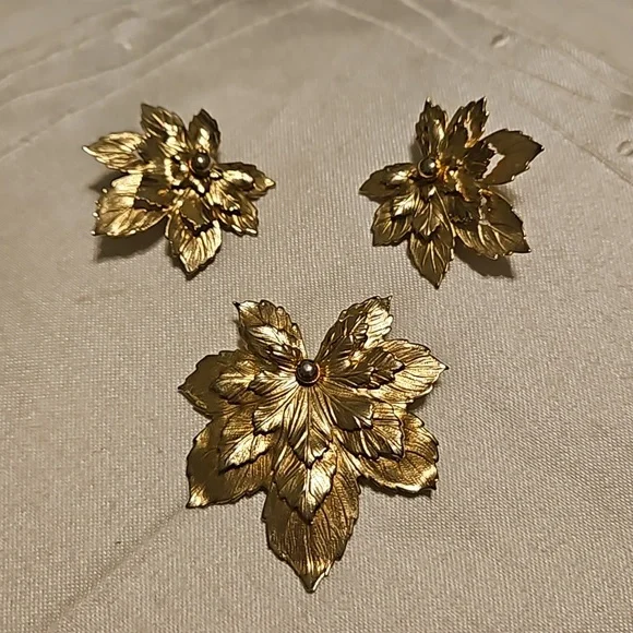 1950's Maple Leaf Brooch and Earring Set Gold Tone - Picture 1 of 4
